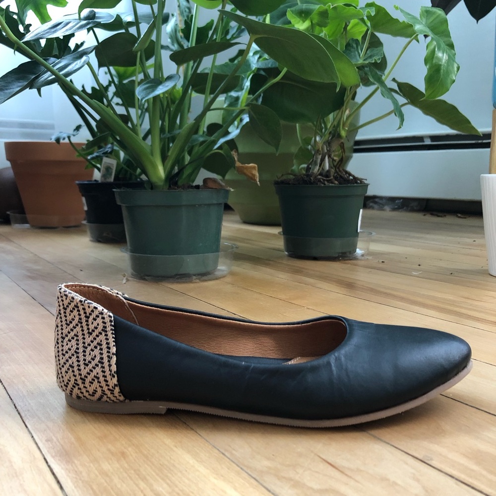 The Root Collective Thea Flat in Noir Leat…